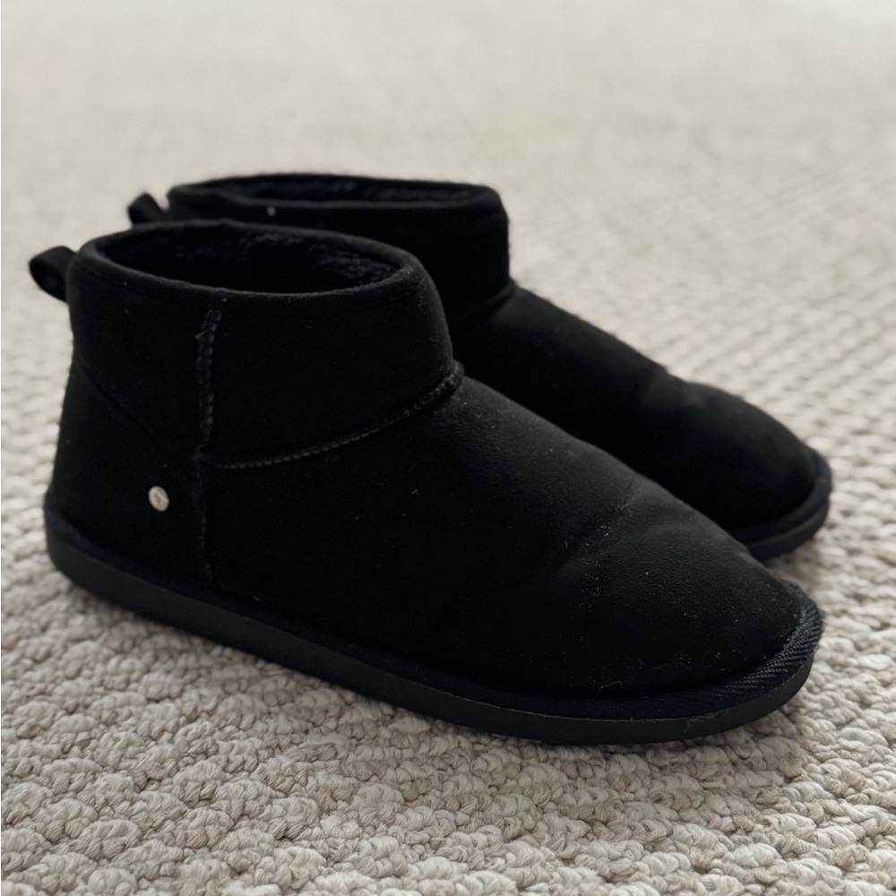 Forever 21 Black Slippers with Cozy Slip-On Design